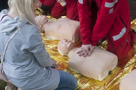 Як регулюється надання домедичної допомоги в умовах бойових дій